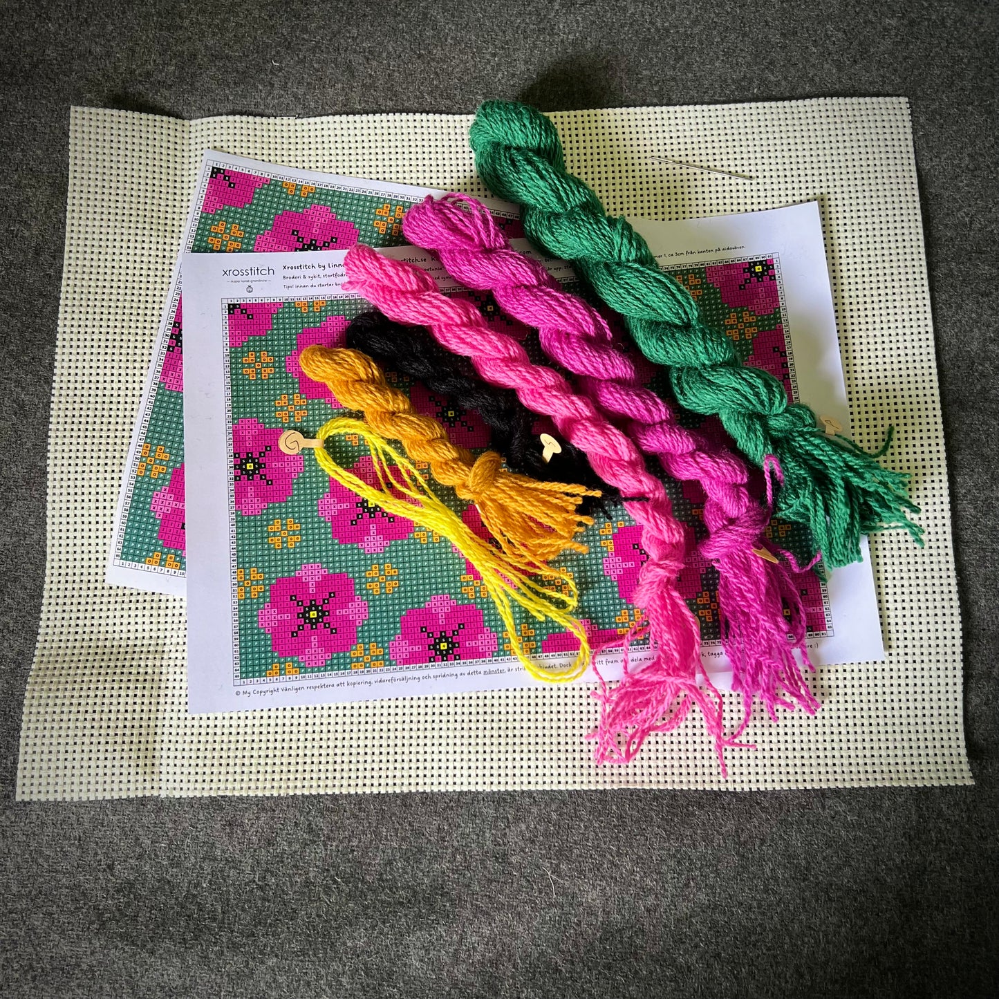 Broderikit med ullgarn ”Poppig petunia, stor” grön/rosa ca 20,5x28,5cm