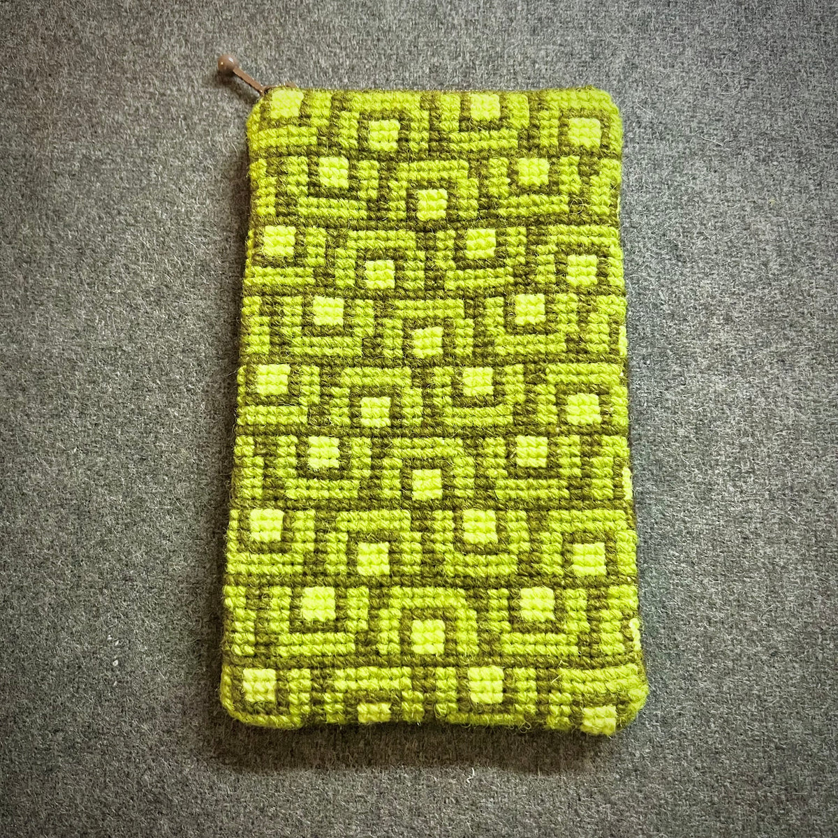 Mobil och glasögonfodral kit ”tunnelsyn, ankomst” mossa/jord 12,5x20cm