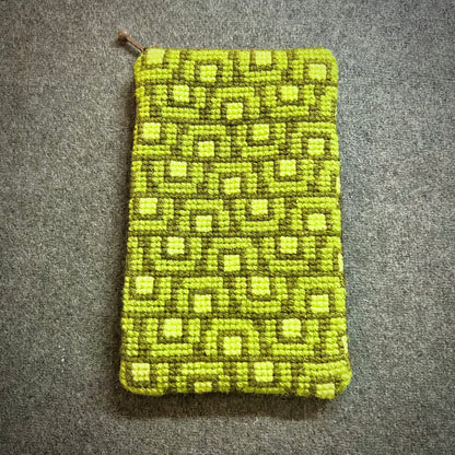Mobil och glasögonfodral kit ”tunnelsyn, ankomst” mossa/jord 12,5x20cm