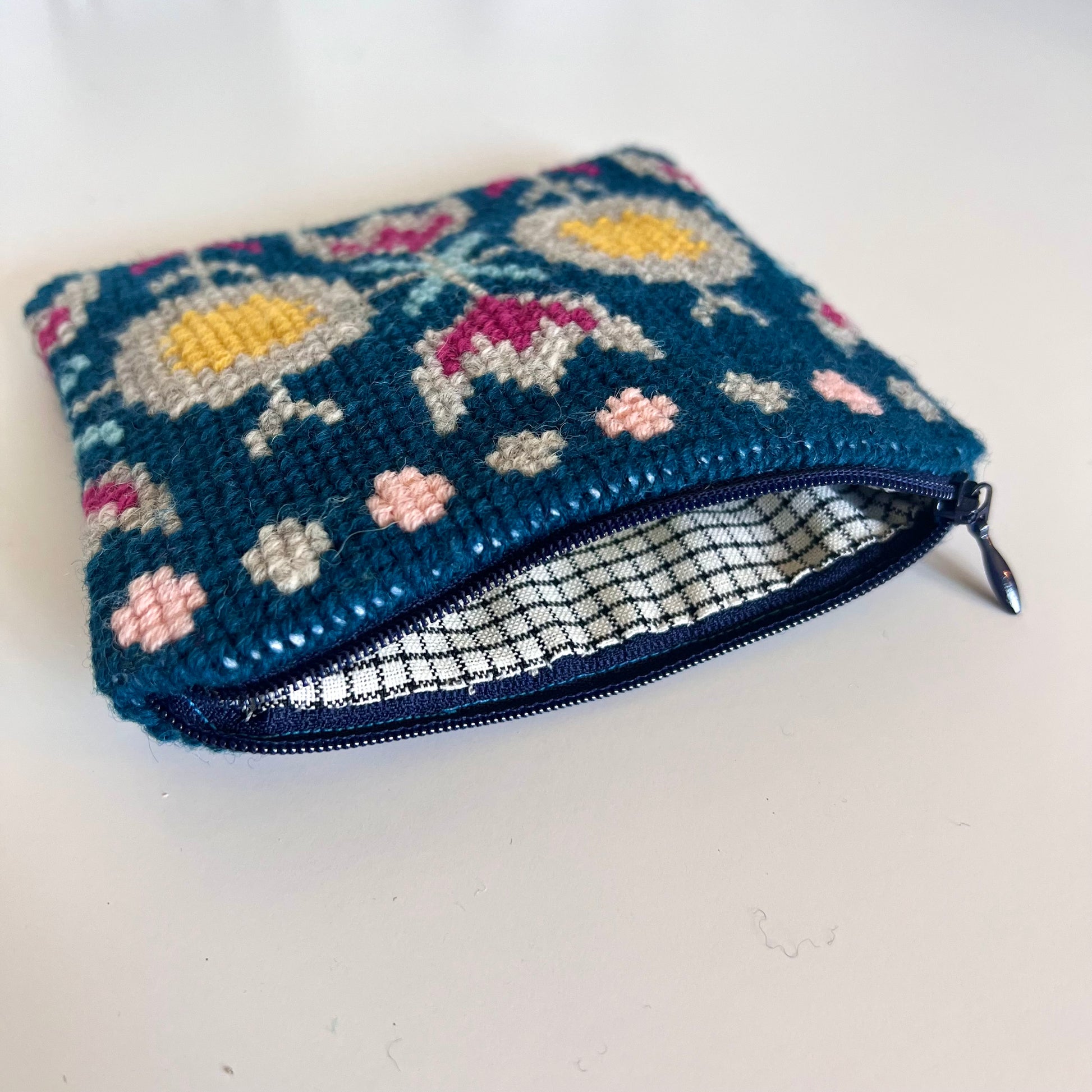 Handgjord unik börs korsstygns broderi i retrostil broderad i ull unikt mönster insida rutigt bomullstyg 