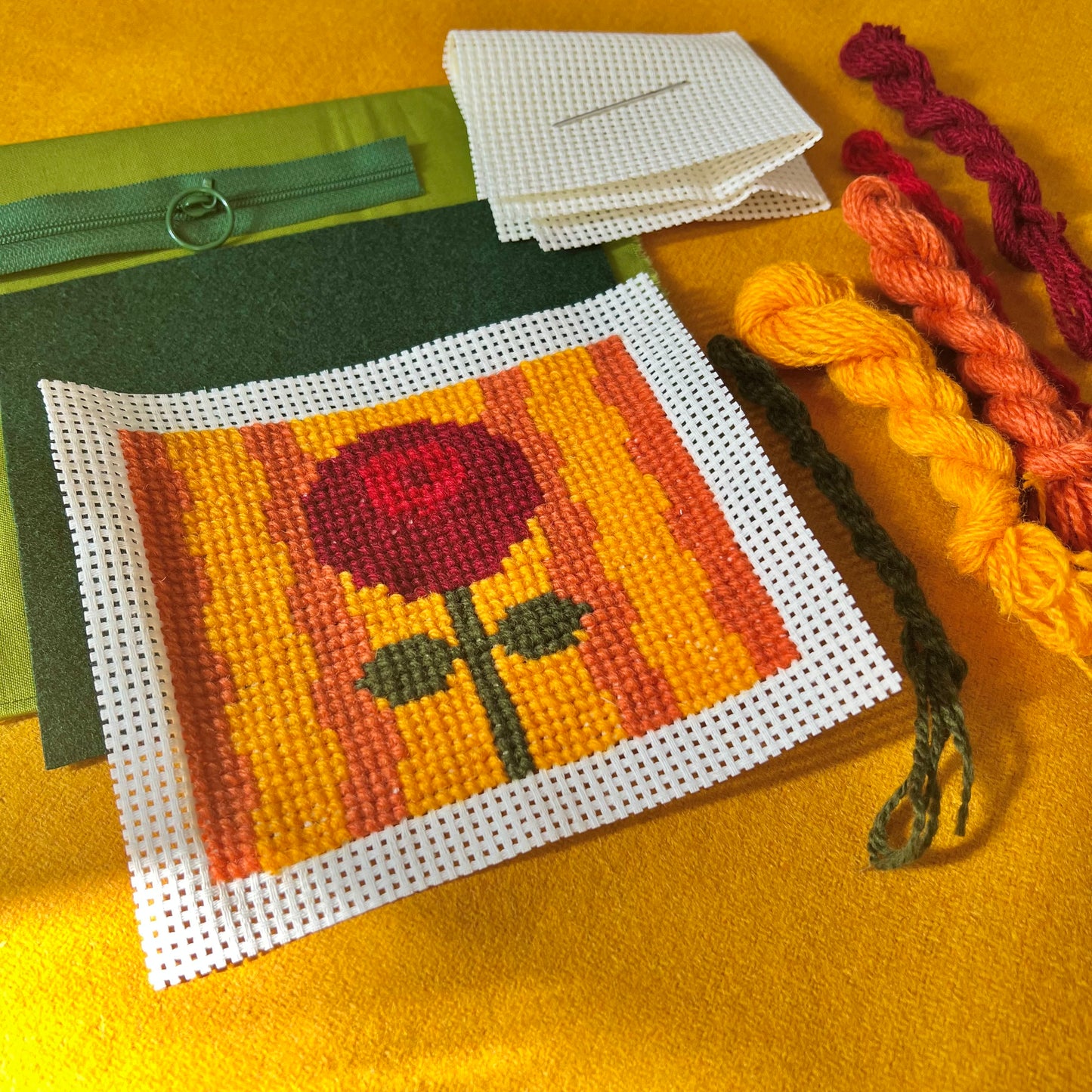 Broderi & sykit, liten börs ”det ensamma lilla lingonet” 11,5x13,5cm