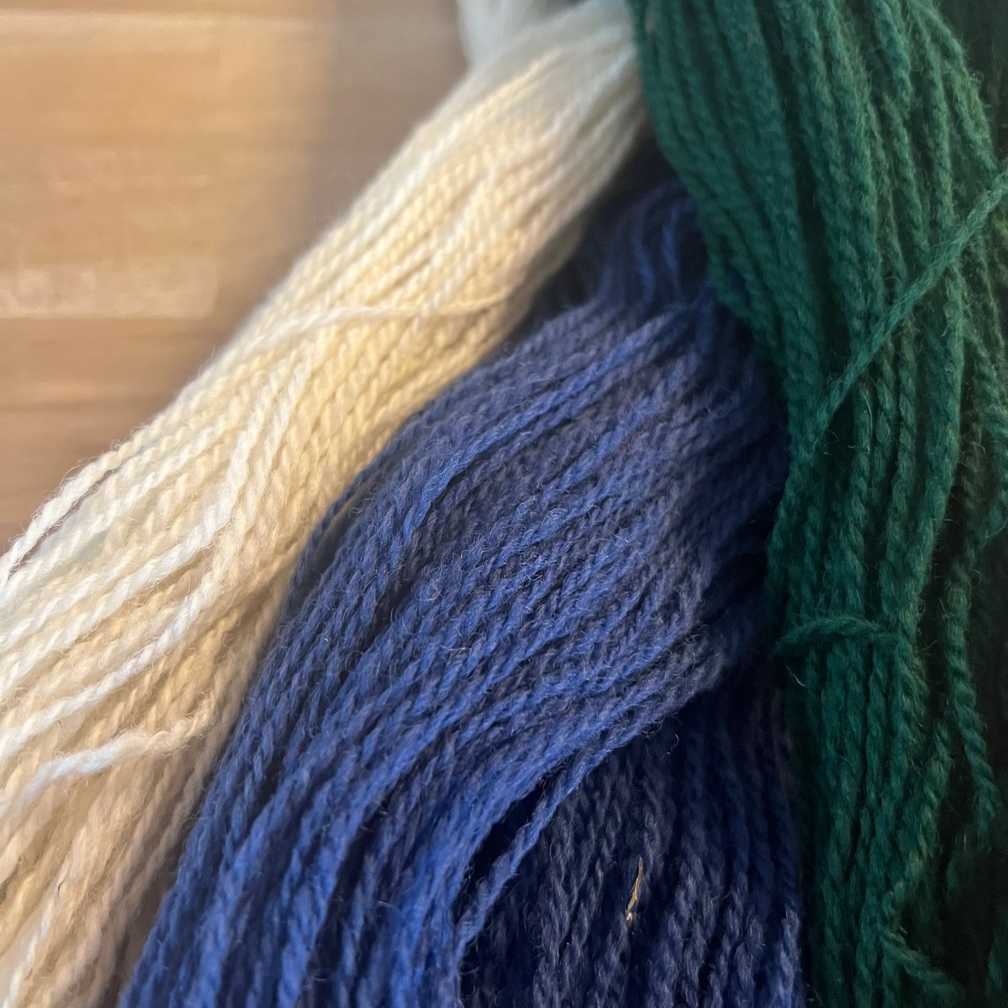 Broderikit med ullgarn ”blåbär i retrostil”