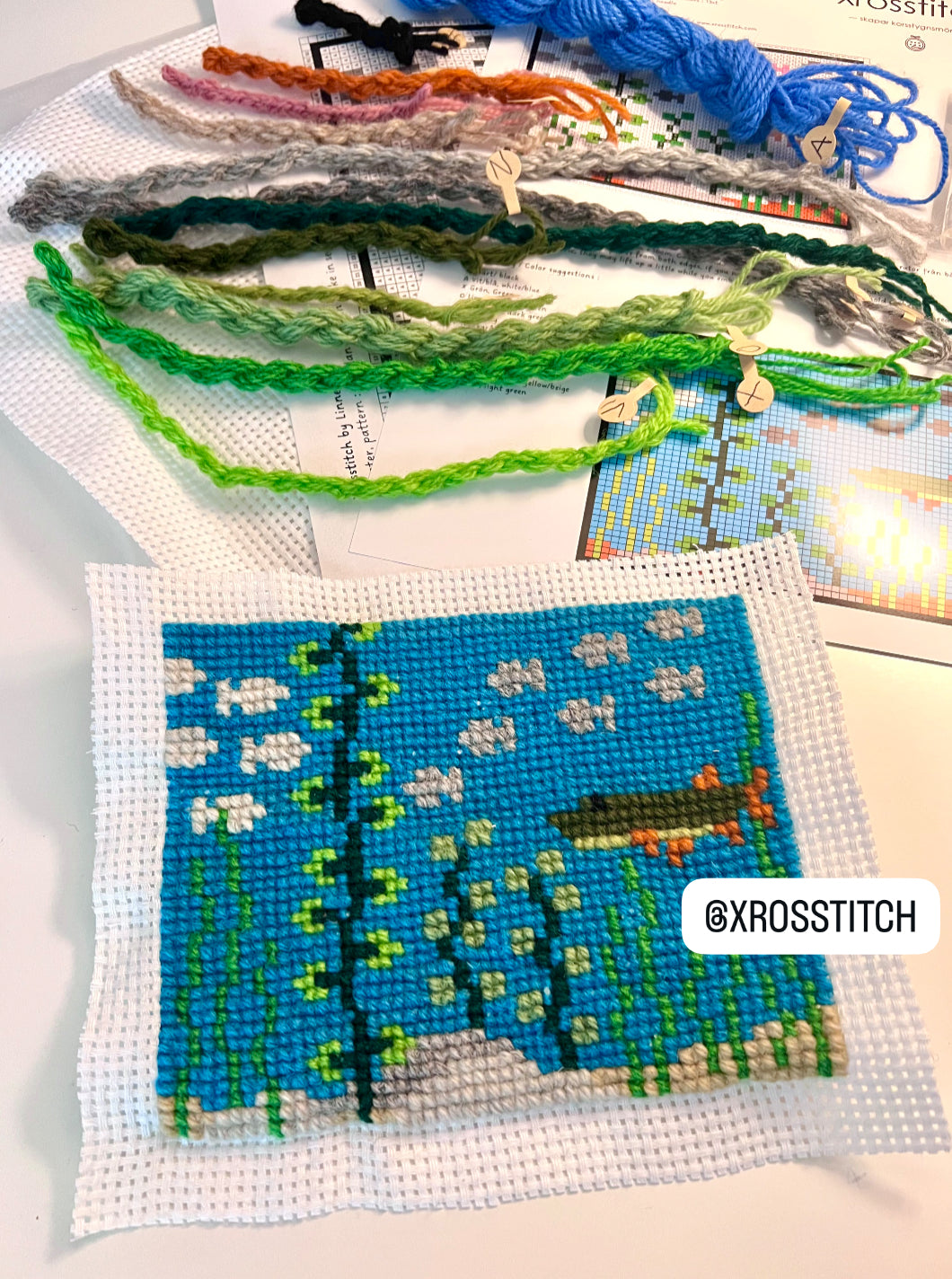 Broderikit gäddan i vassen