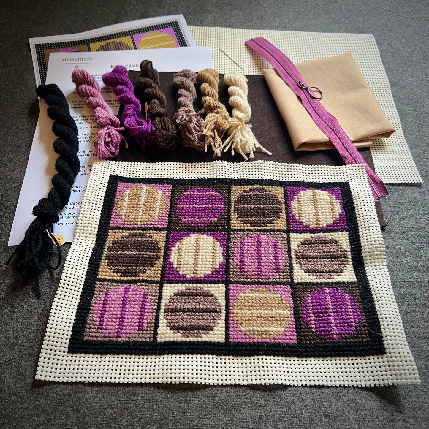 Broderi & sykit, fodral ”randiga rariteter” ca 18x25cm, färg: choklad/plommon