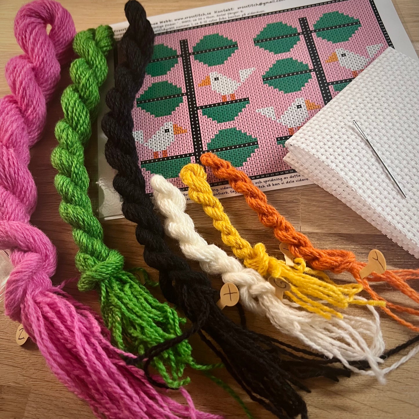 Broderikit med ullgarn ” flörtiga finkar ” 20x15cm