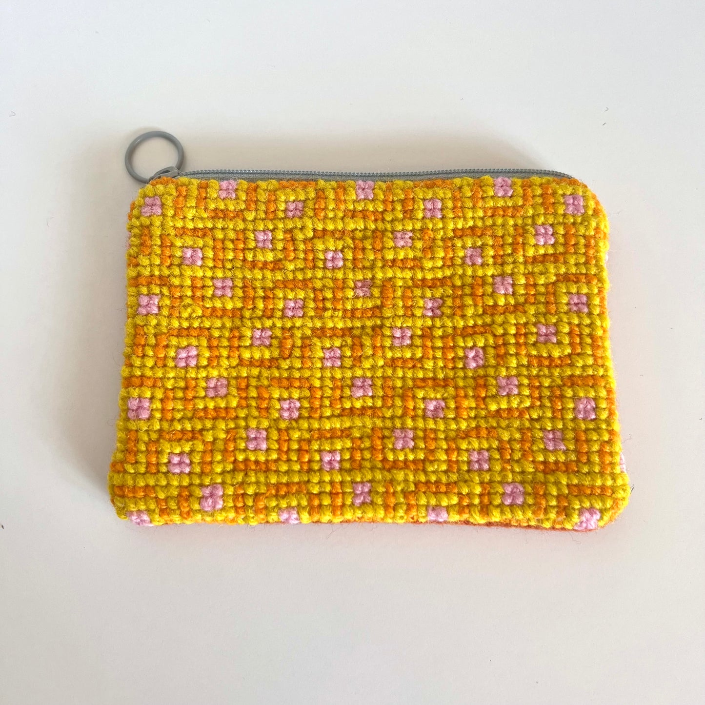 Unik handgjord nysydd börs portmonnä plånbok broderat korsstygn med ullgarn hög kvalitet från Sverige broderat med egendesignat mönster i gult orange och rosa 