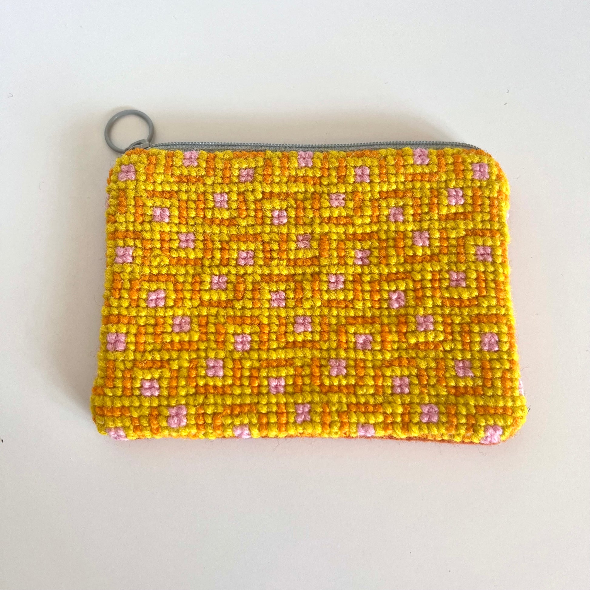 Unik handgjord nysydd börs portmonnä plånbok broderat korsstygn med ullgarn hög kvalitet från Sverige broderat med egendesignat mönster i gult orange och rosa 