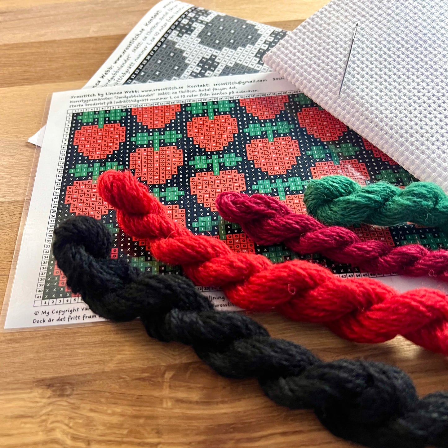 Broderikit med ullgarn ”jordgubbslandet” 13x19cm