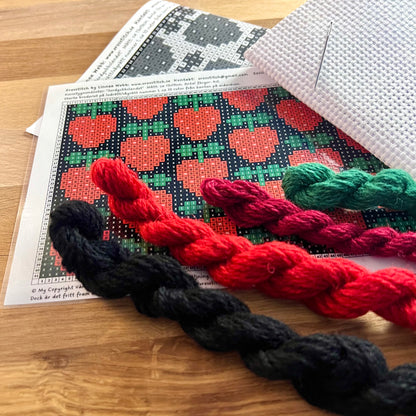 Broderikit med ullgarn ”jordgubbslandet” 13x19cm
