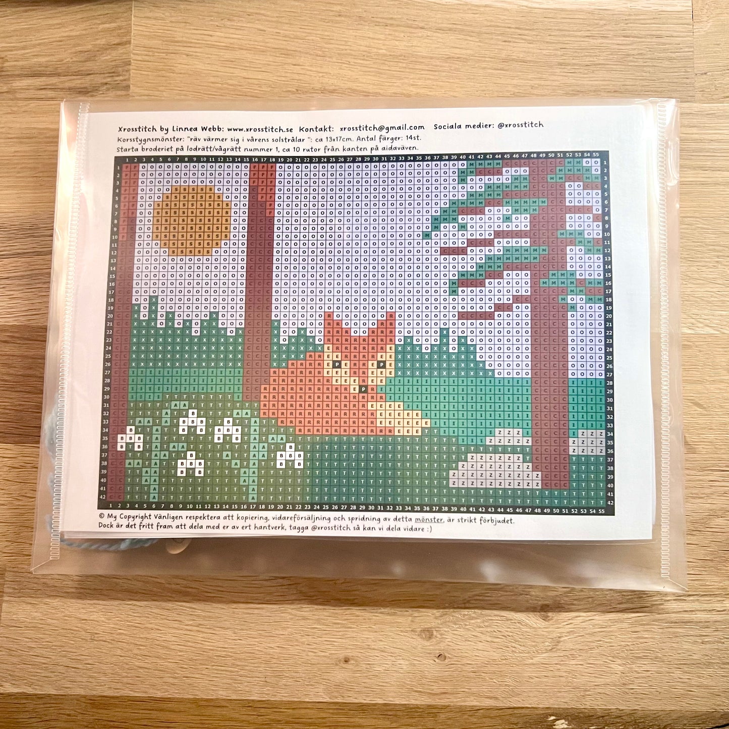 Broderikit med ullgarn ”räv värmer sig i vårens solstrålar” 13x17cm