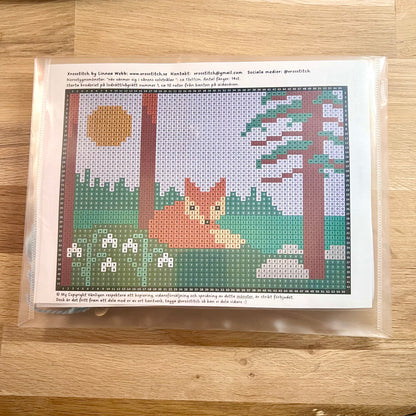 Broderikit med ullgarn ”räv värmer sig i vårens solstrålar” 13x17cm
