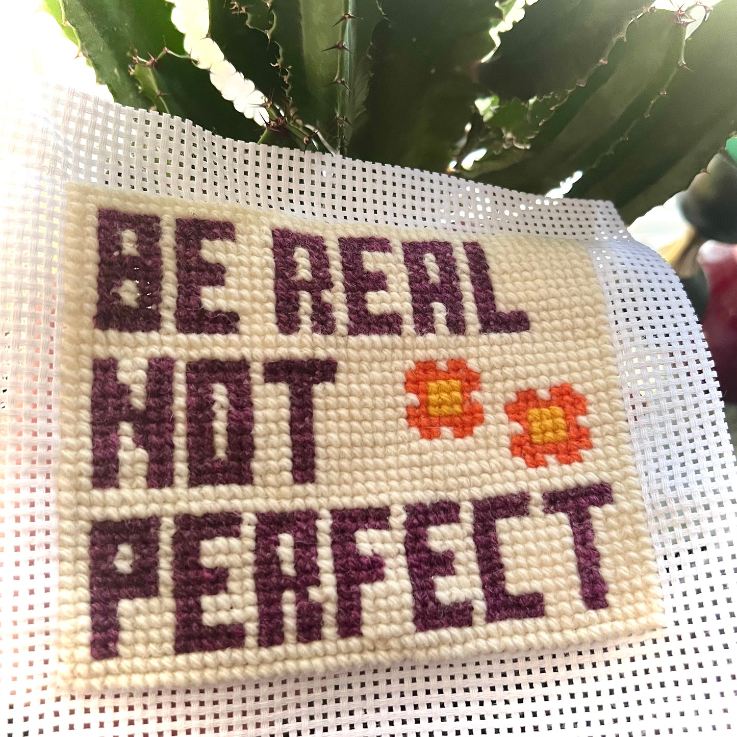 Ullbroderi kit med texten ”be real, not perfect”