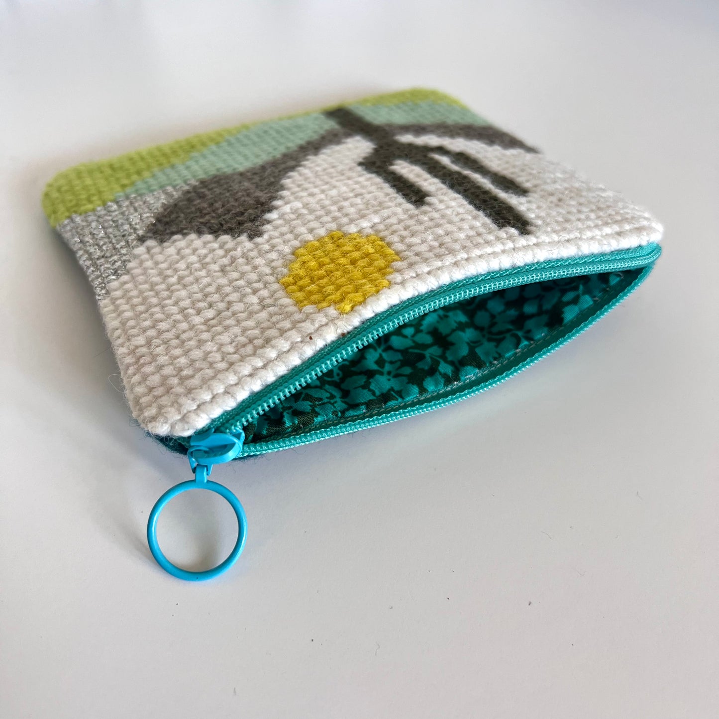 Handgjord unik börs korsstygns broderi i retrostil kaktuslandskap i eget unikt mönster 