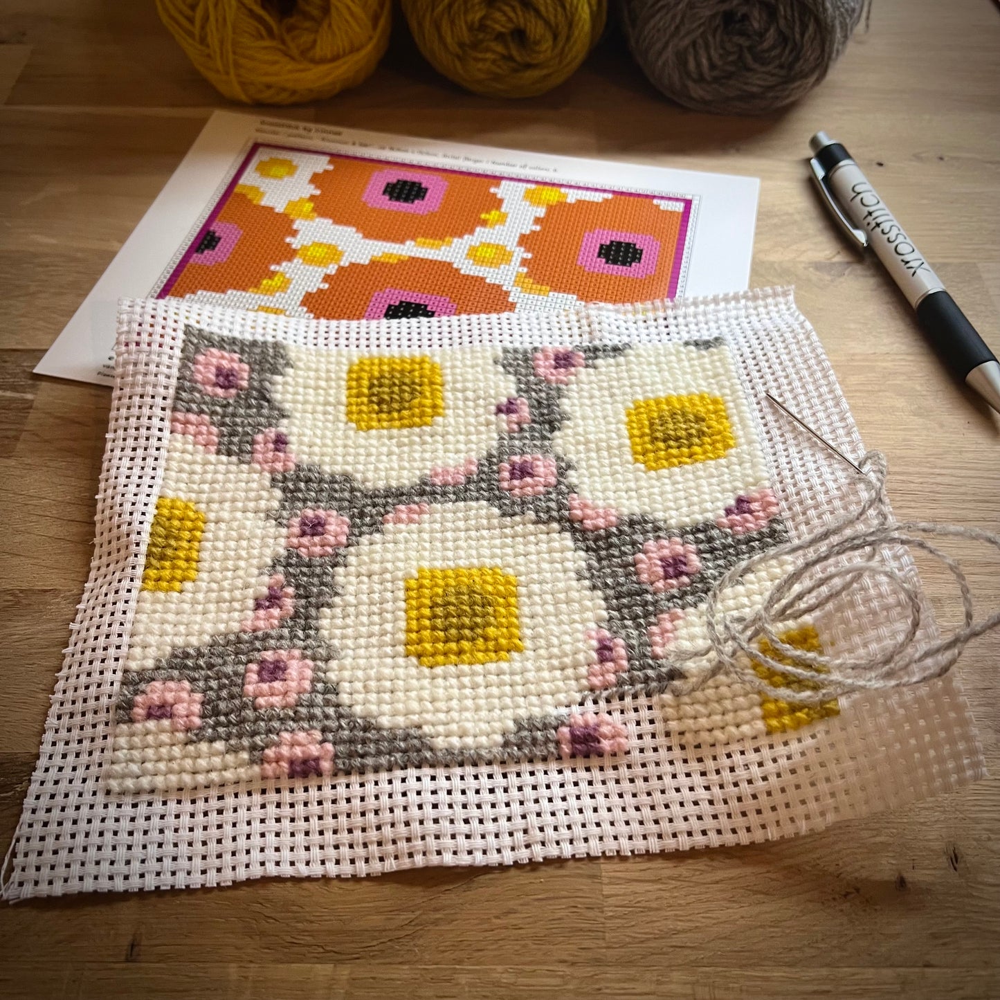 Broderikit med ullgarn ” blommor & bär ”