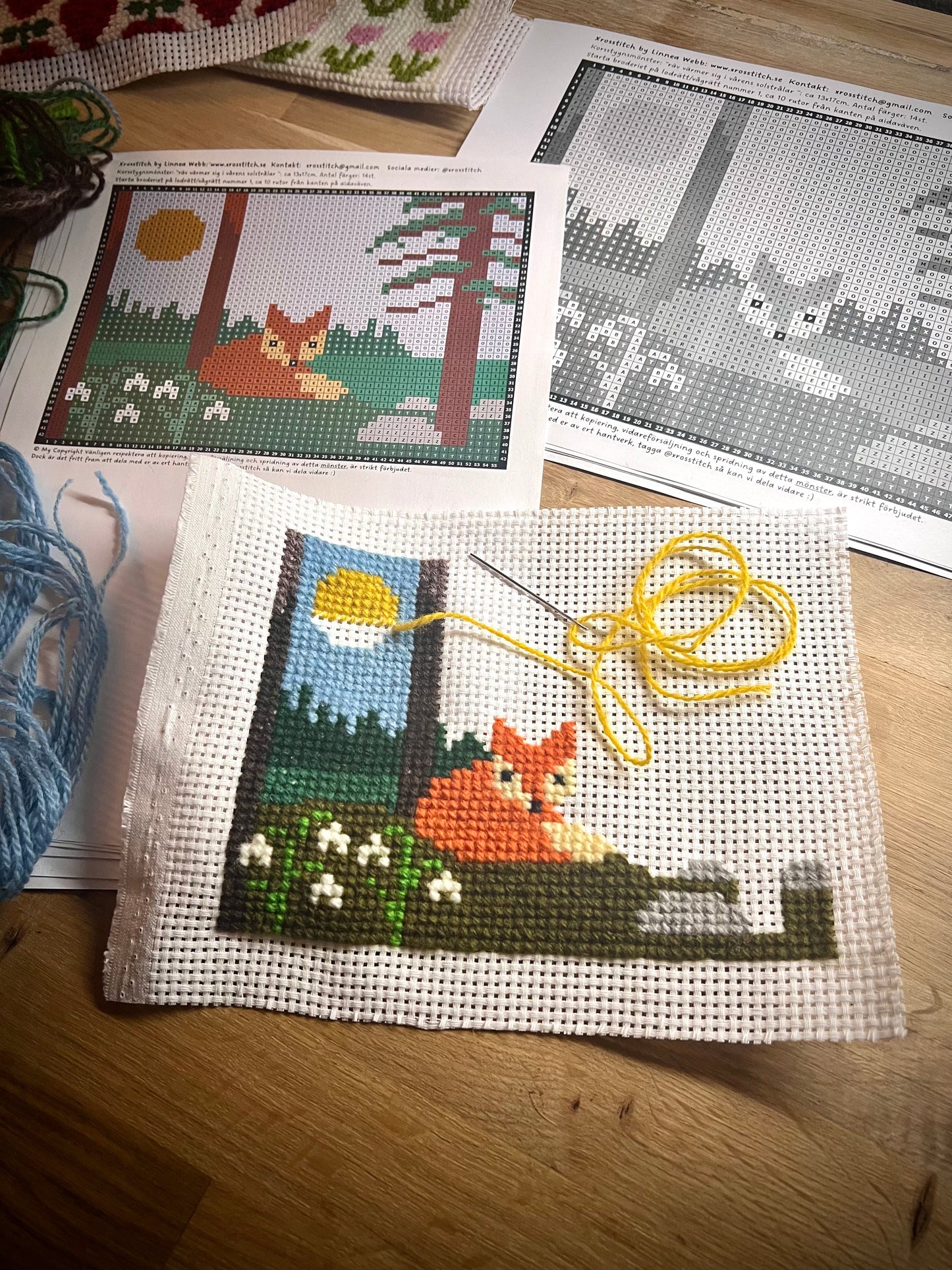 Broderikit med ullgarn ”räv värmer sig i vårens solstrålar” 13x17cm