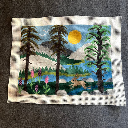 Broderi & sykit, stort fodral ”Där berget möter sjön, i harens rike” ca 20x28cm
