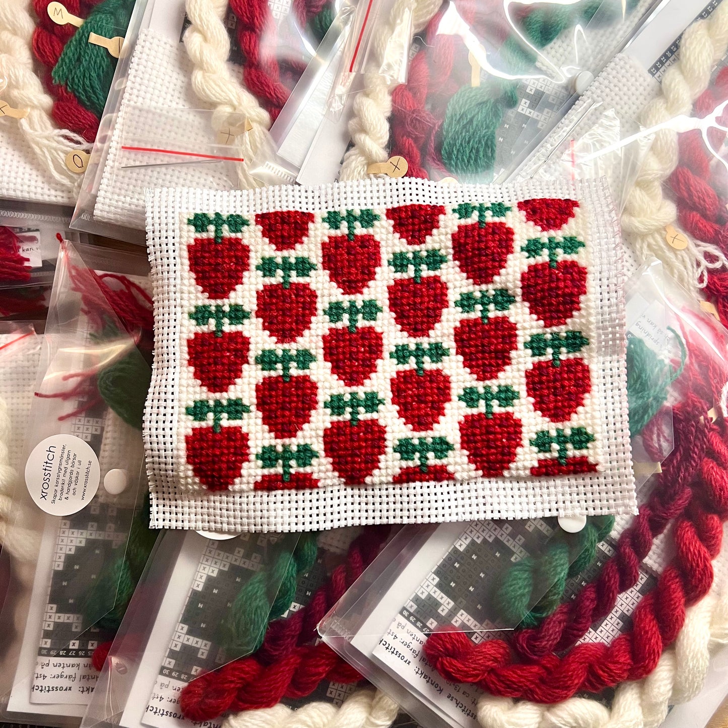 Broderikit med ullgarn ”jordgubbslandet” mått: 13x19cm