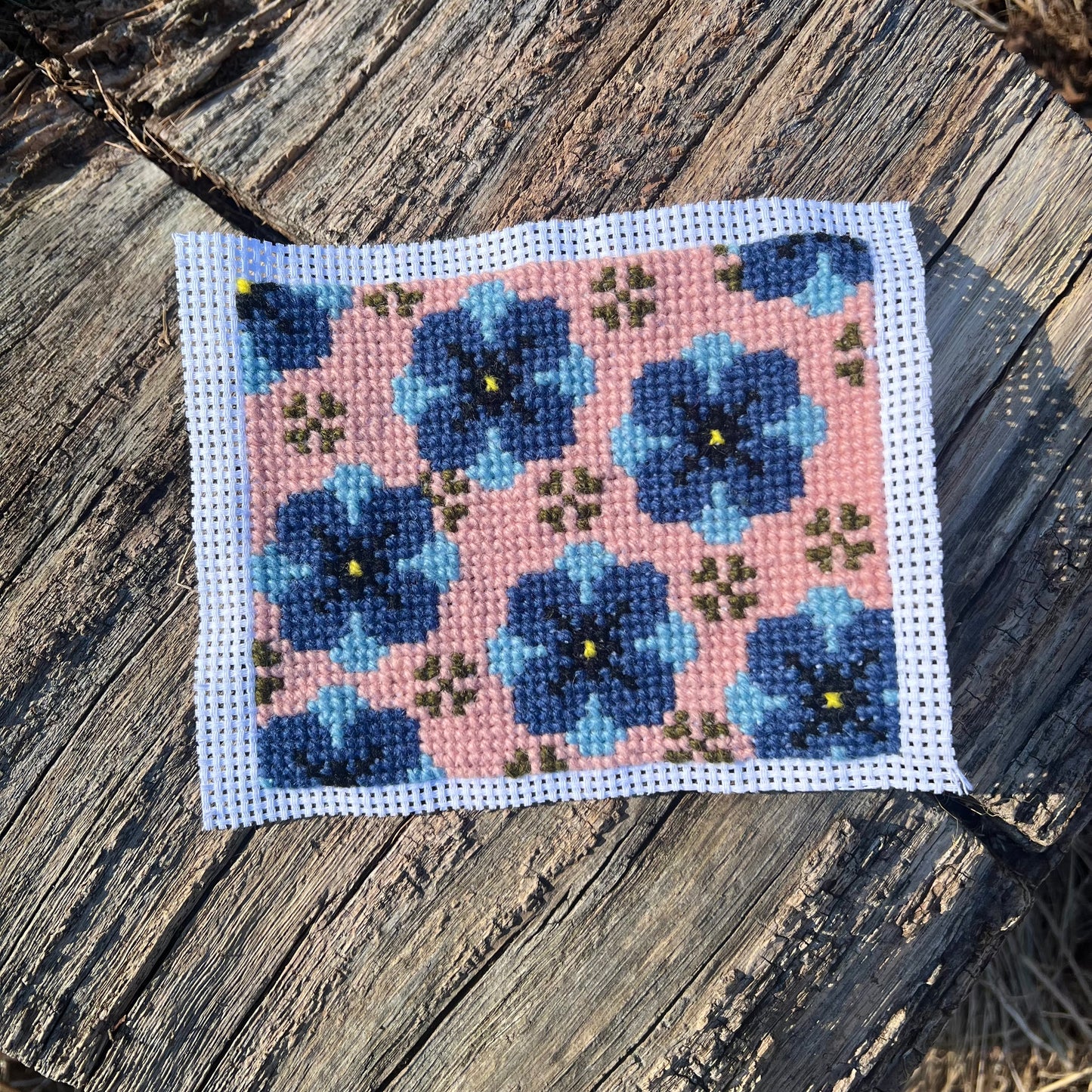 Broderikit med ullgarn ”Poppig Petunia” 13x15,5cm