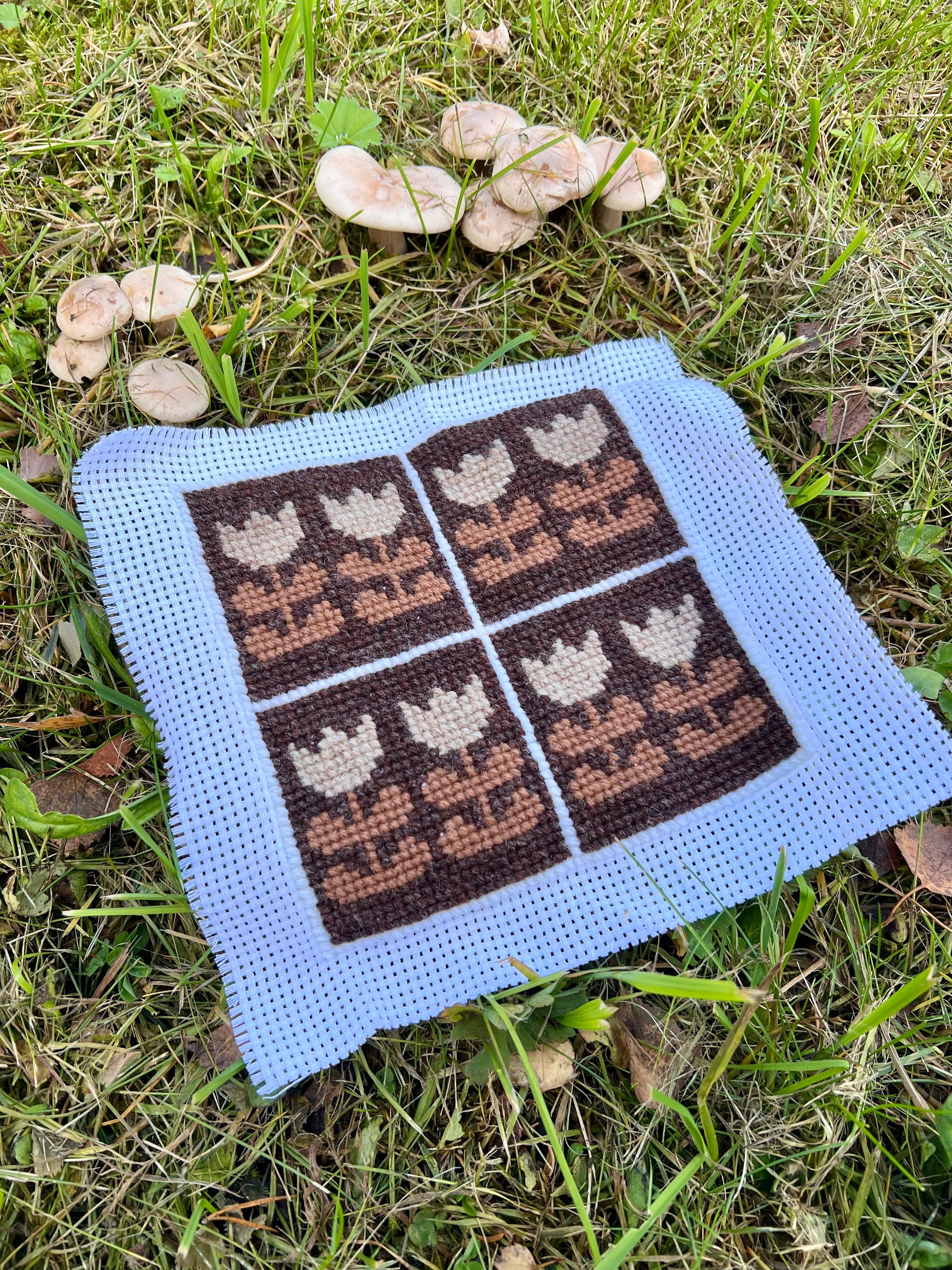 Broderikit retrokakel tulpaner