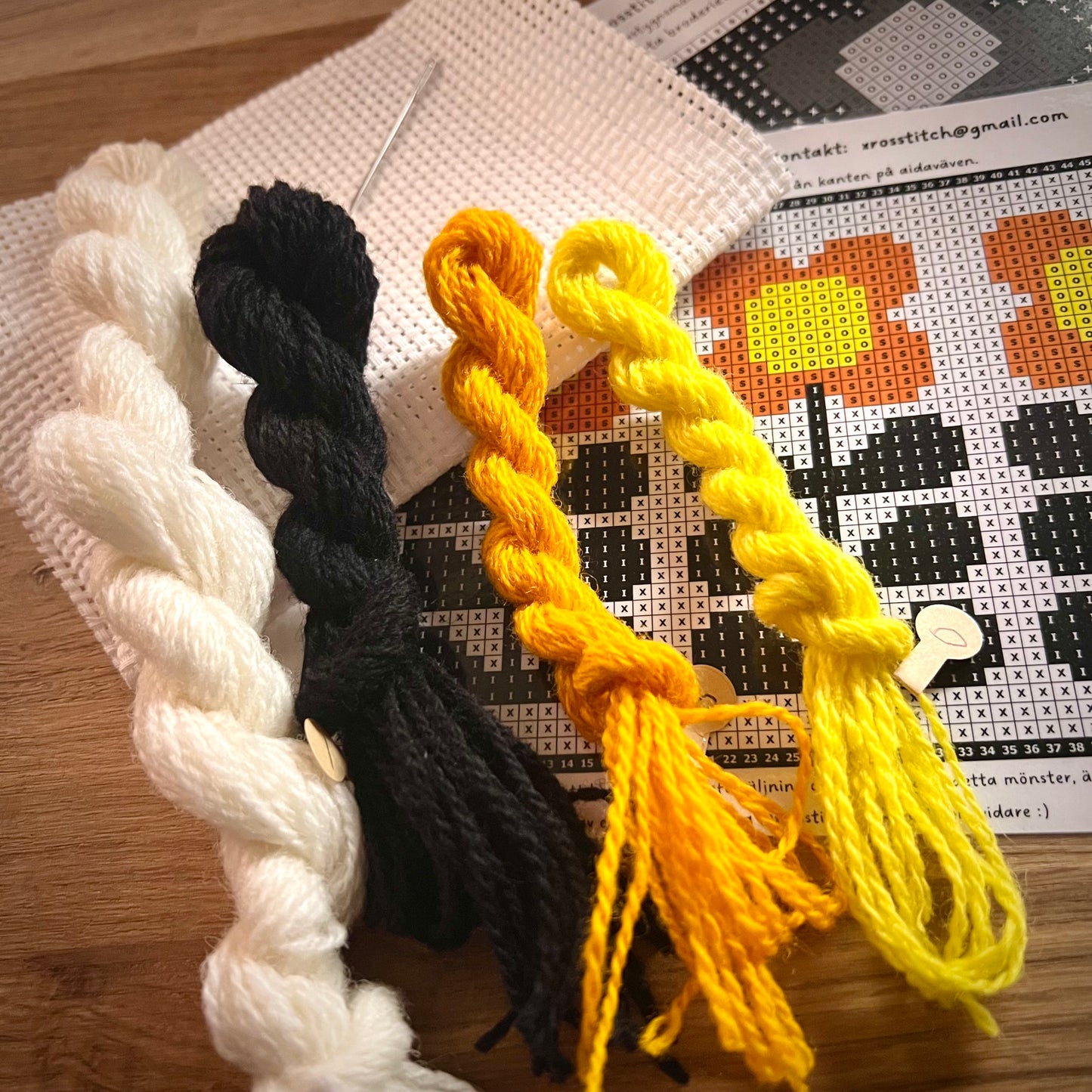 Broderikit med ullgarn ” 3 retroblommor ”