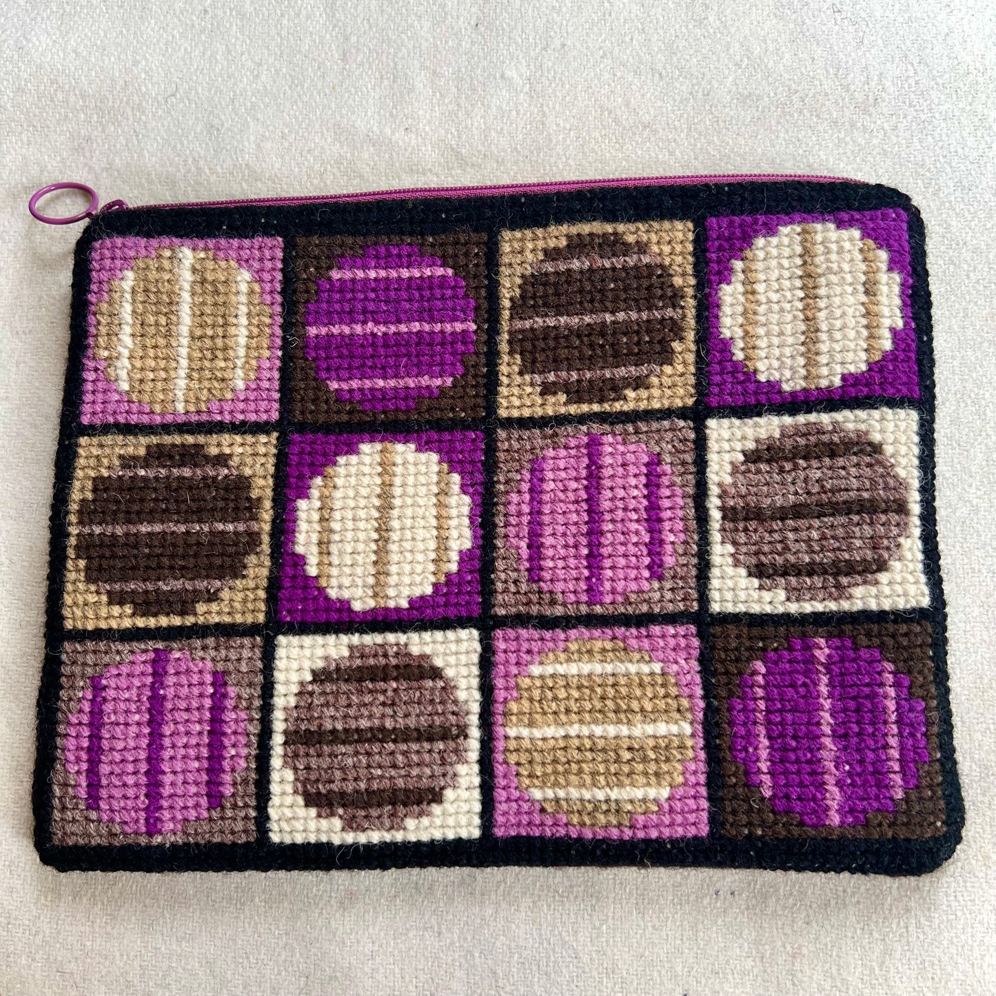 Broderi & sykit, fodral ”randiga rariteter” ca 18x25cm, färg: choklad/plommon