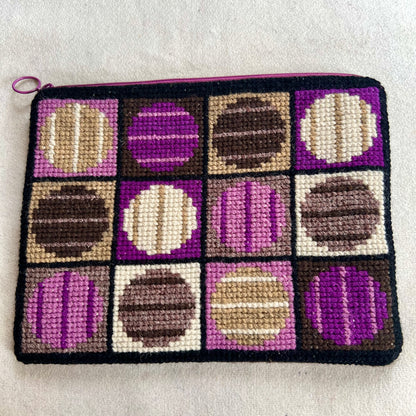 Broderi & sykit, fodral ”randiga rariteter” ca 18x25cm, färg: choklad/plommon
