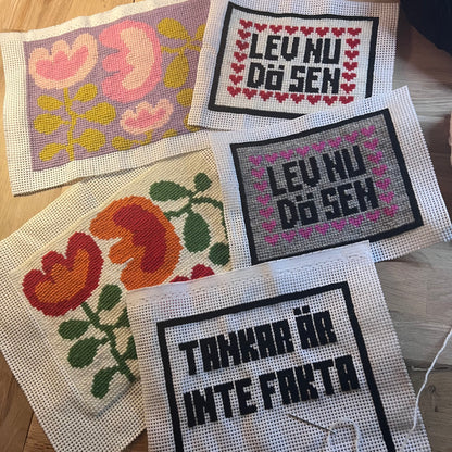 Text broderikit med ullgarn ”Lev nu, dö sen” 18,5x14,5cm