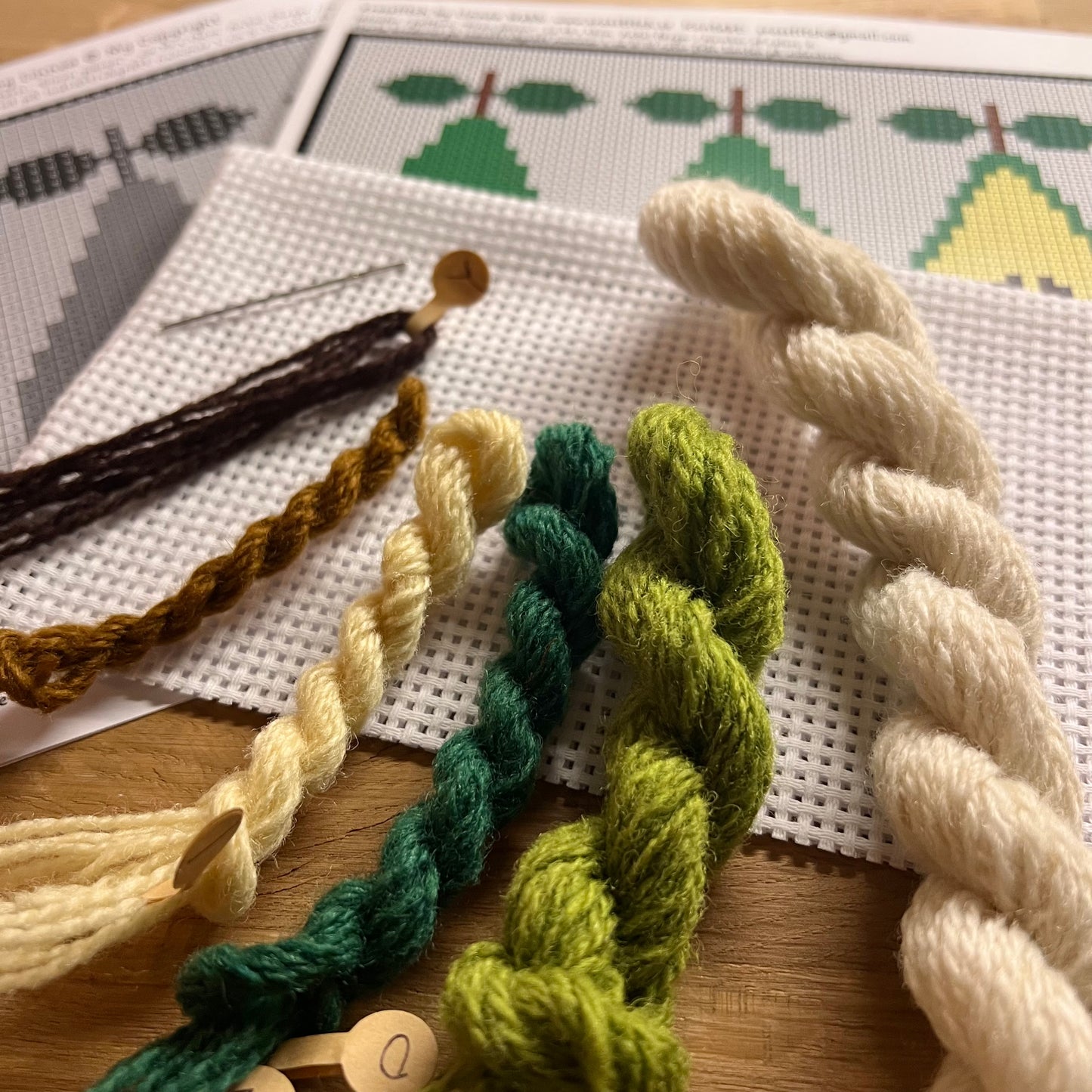 Broderikit med ullgarn ” piron päron ”