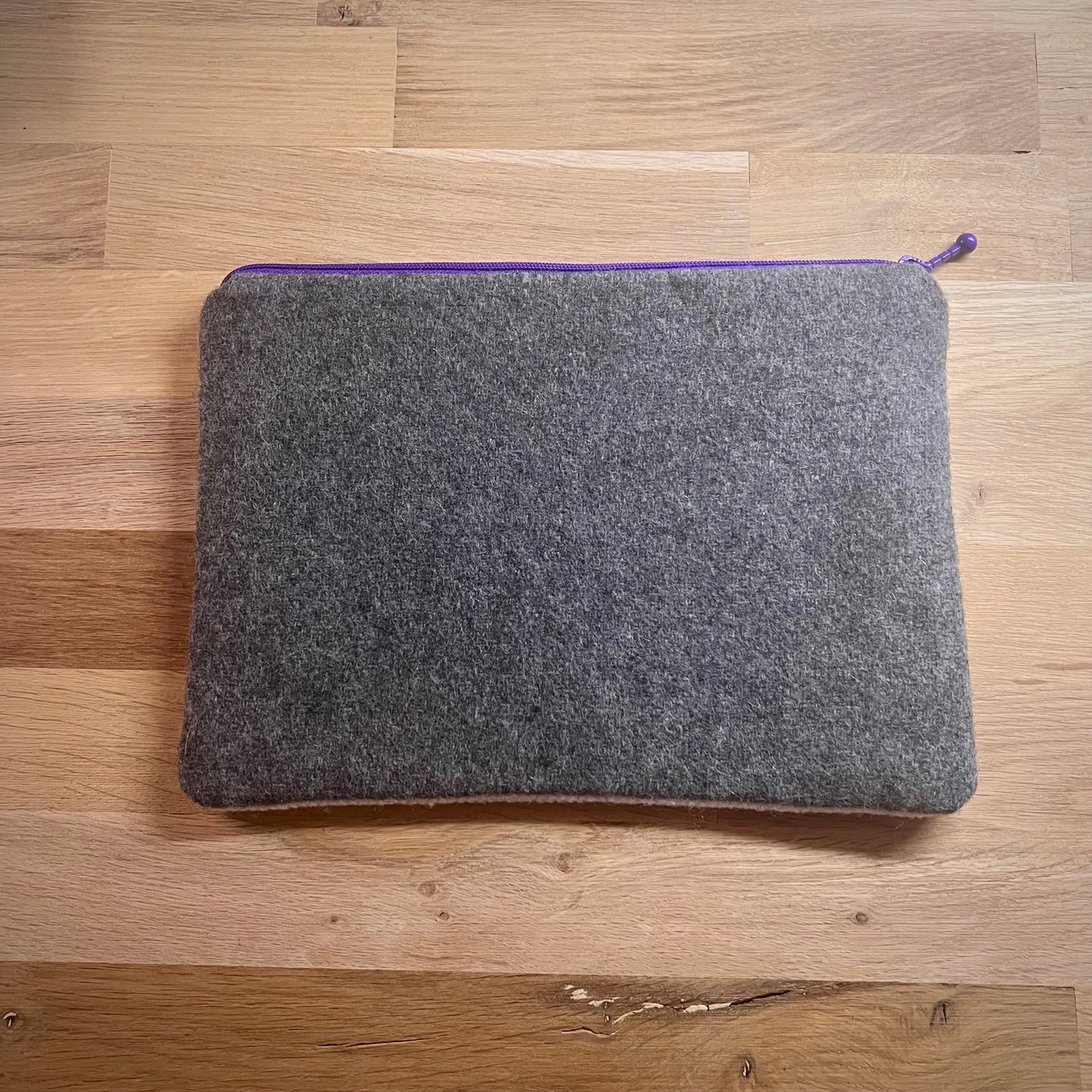 Handgjord unik börs, med text ”man kan aldrig ha för mycket garn” rosa/vit/lila 24x18cm