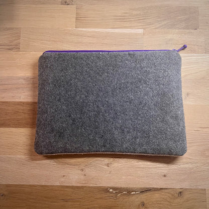 Handgjord unik börs, med text ”man kan aldrig ha för mycket garn” rosa/vit/lila 24x18cm