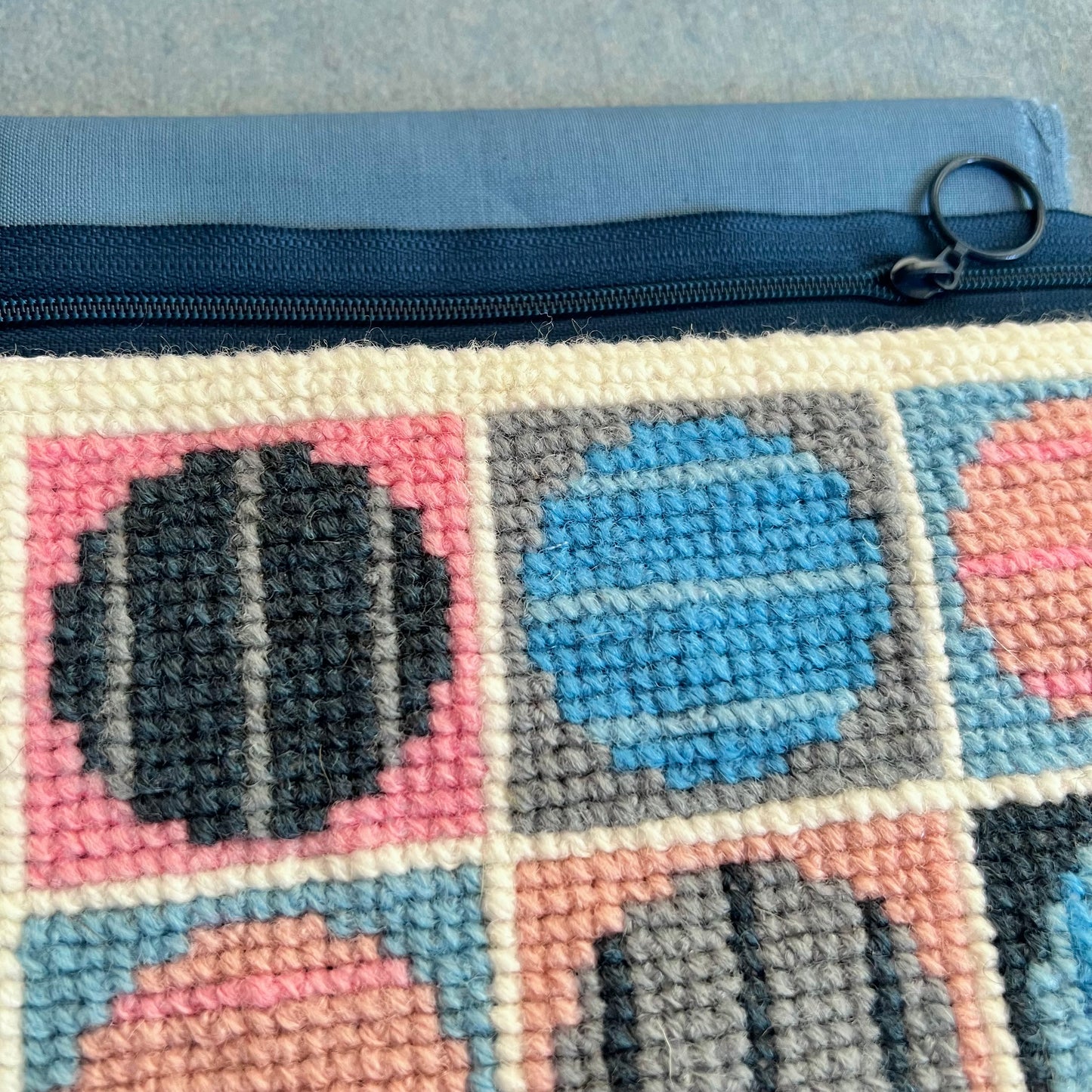 Broderi & sykit, fodral ”randiga rariteter” ca 18x25cm, färg: jeans/rosa