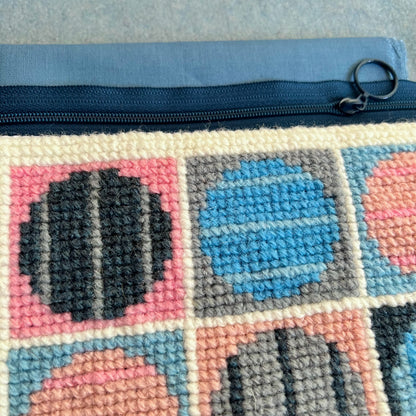 Broderi & sykit, fodral ”randiga rariteter” ca 18x25cm, färg: jeans/rosa