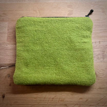 Handgjord unik börs, ”blommor & bär” gröna nyanser