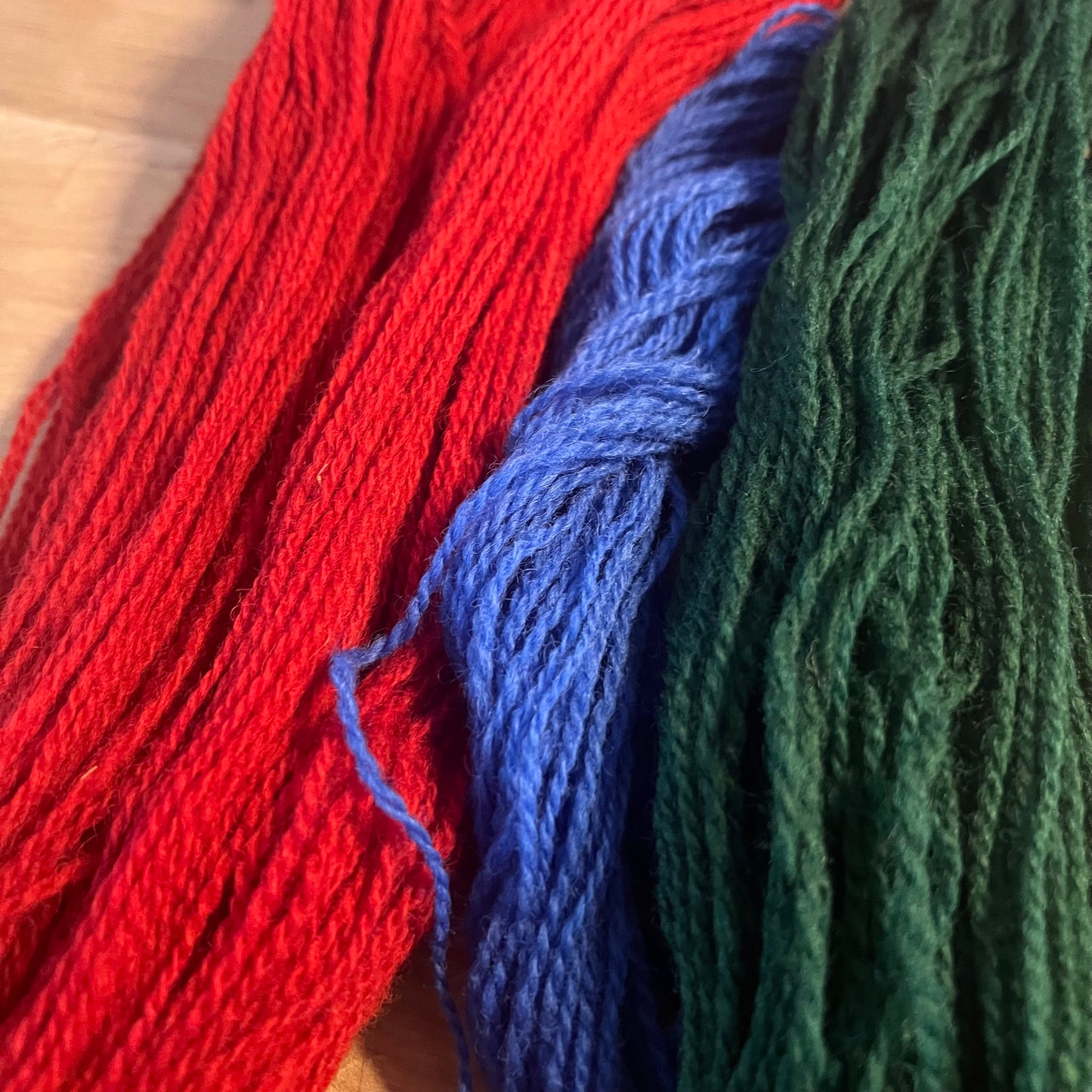 Broderikit med ullgarn ”blåbär i retrostil”