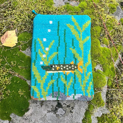 Mobil och glasögonfodral kit ”gäddan vaktar i vassen” 13x20cm