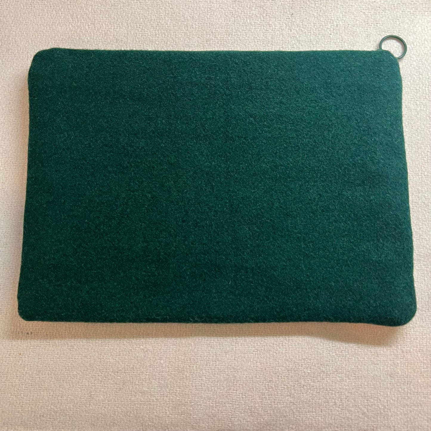 Broderi & sykit, fodral ”snirkliga tulpaner, stor” ca 18,5x25cm, gammalrosa bakgrund