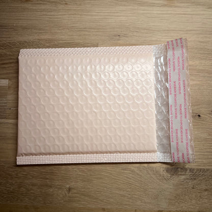 Bubbelkuvert ljus blekrosa 10x15cm