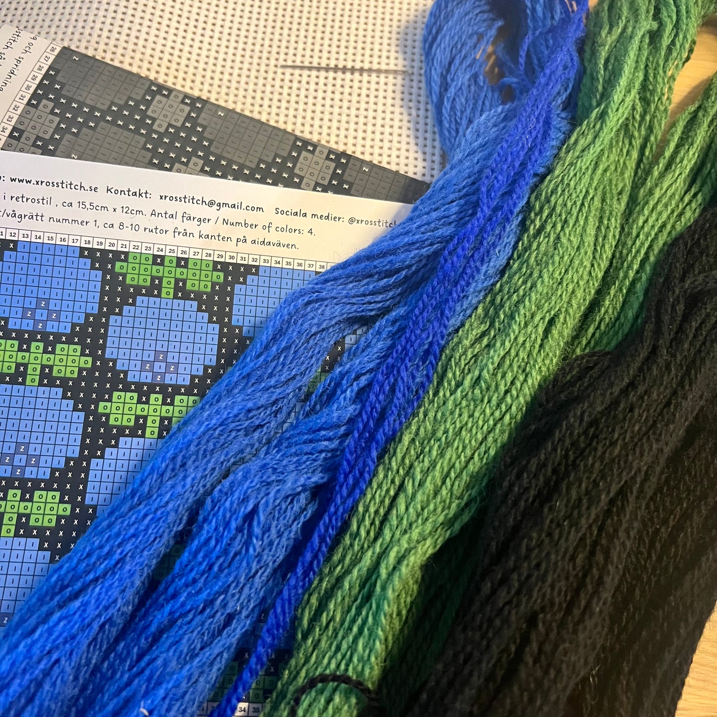 Broderikit med ullgarn ”blåbär i retrostil”