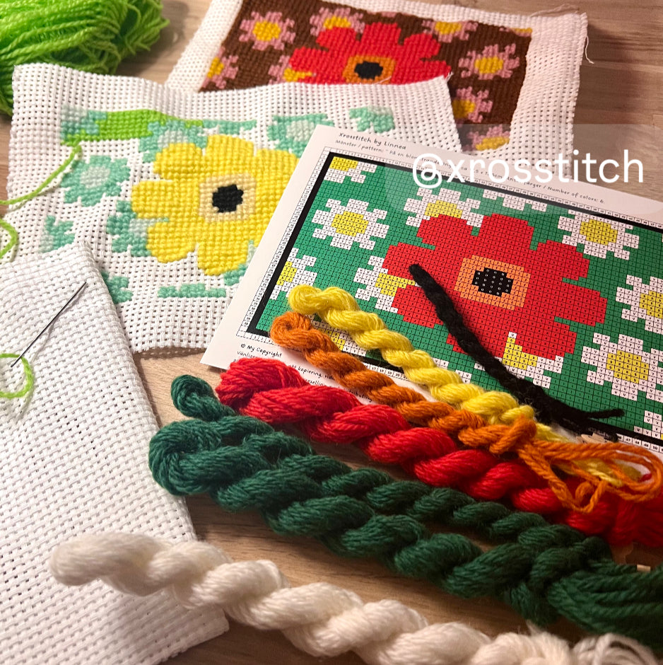 Broderikit på en blomstrande äng