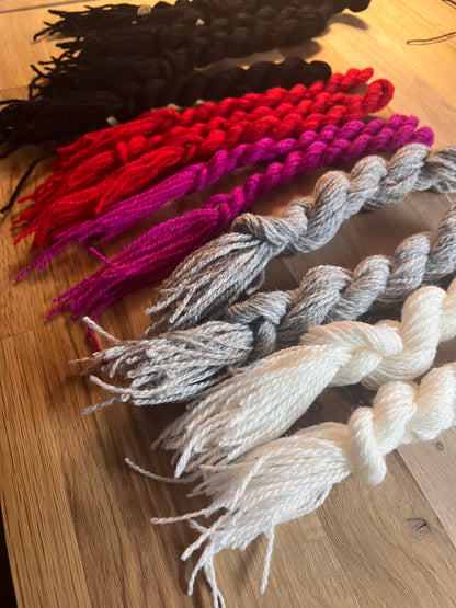 Broderikit med ullgarn, med texten ”tankar är inte fakta” 20,5x17,5cm