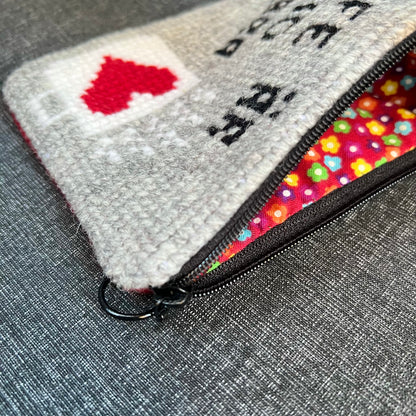 Handgjord unik börs, med text ”kaffe är alltid en bra idé” grå m hjärta, 11x15,5cm