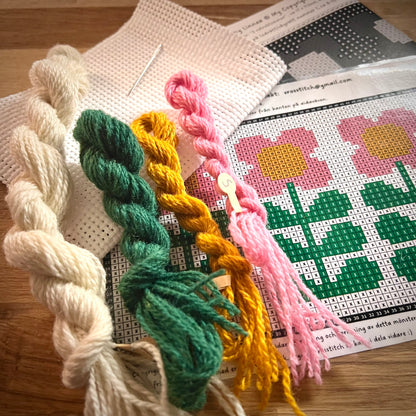 Broderikit med ullgarn ” 3 retroblommor ”
