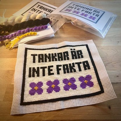 Broderikit med ullgarn, med texten ”tankar är inte fakta” 20,5x17,5cm