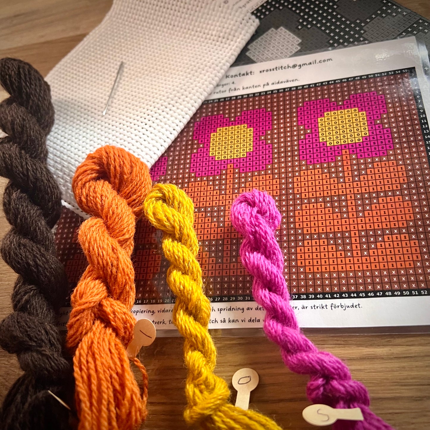 Broderikit med ullgarn ” 3 retroblommor ”