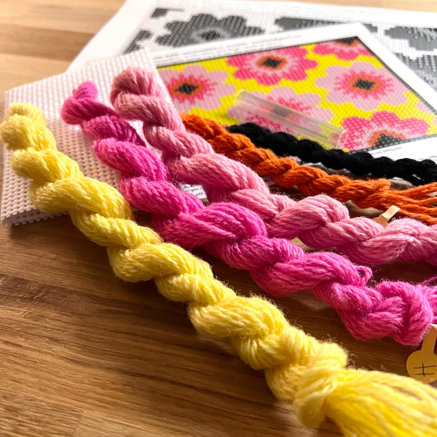 Broderikit med ullgarn ”sommarblom”