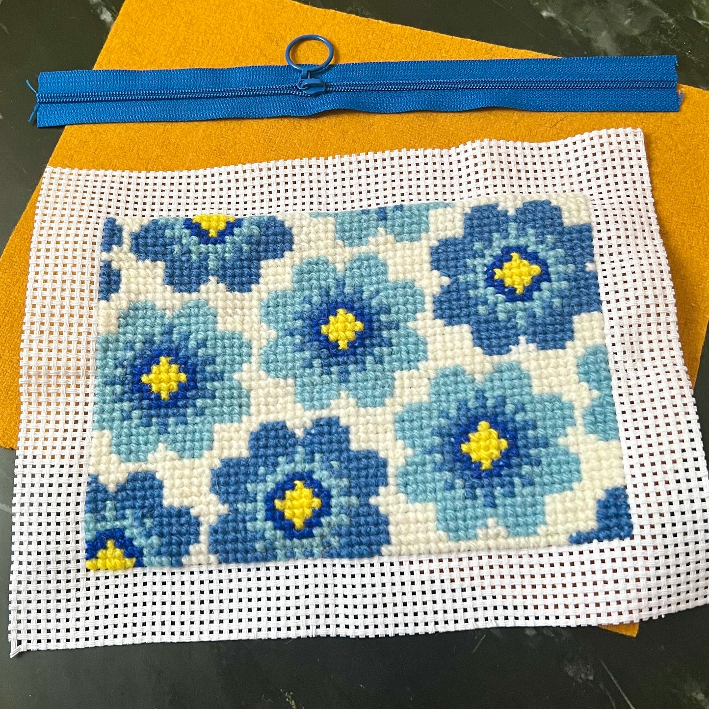 Broderikit med ullgarn ”sommarblom”