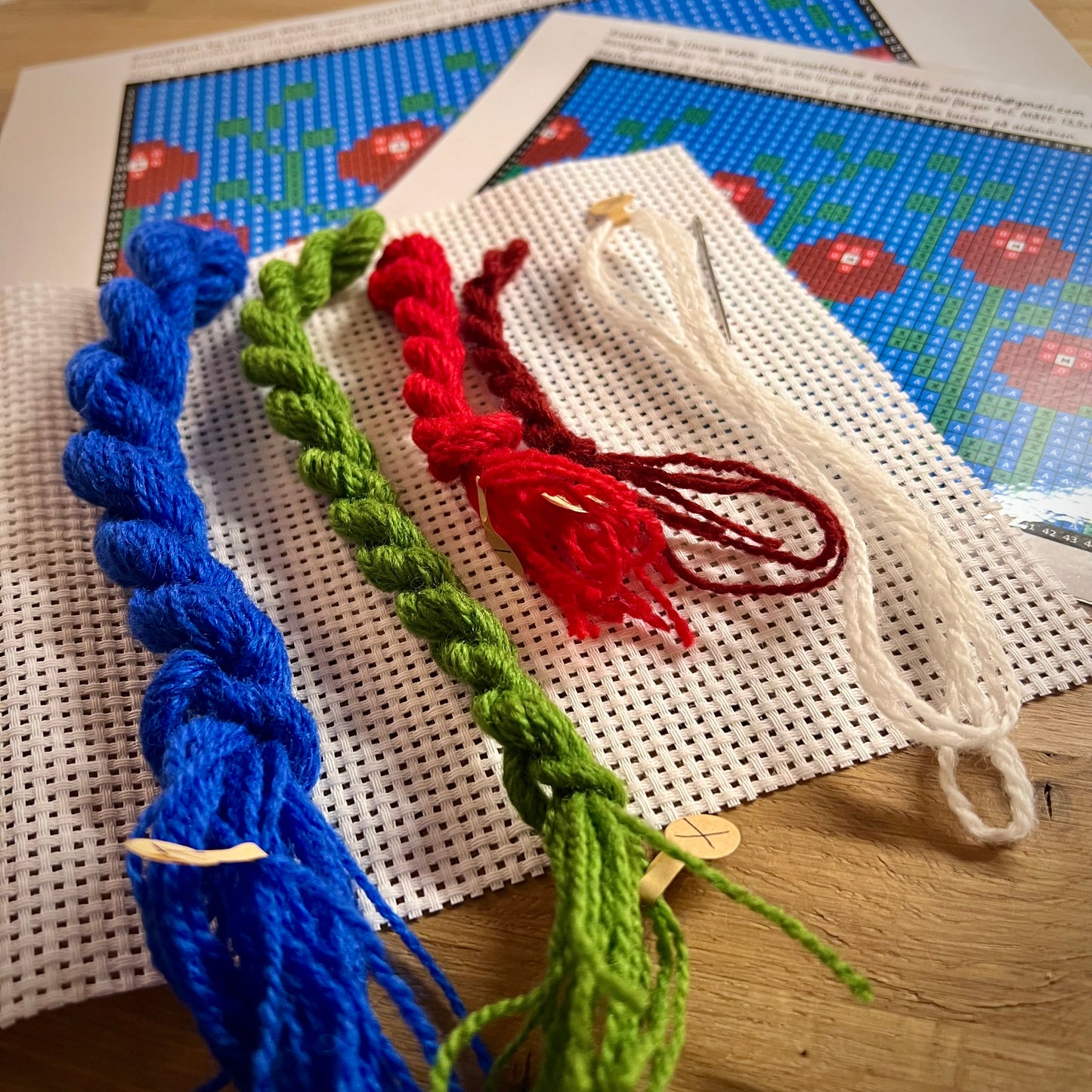 Broderikit med ullgarn ”i blåbär & lingonskogen” , 1 eller 2st broderier