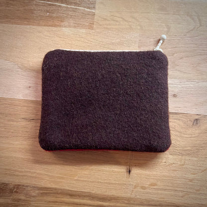 Handgjord unik börs, med text ”you me,and a cup of tea” röd 13,5x11cm