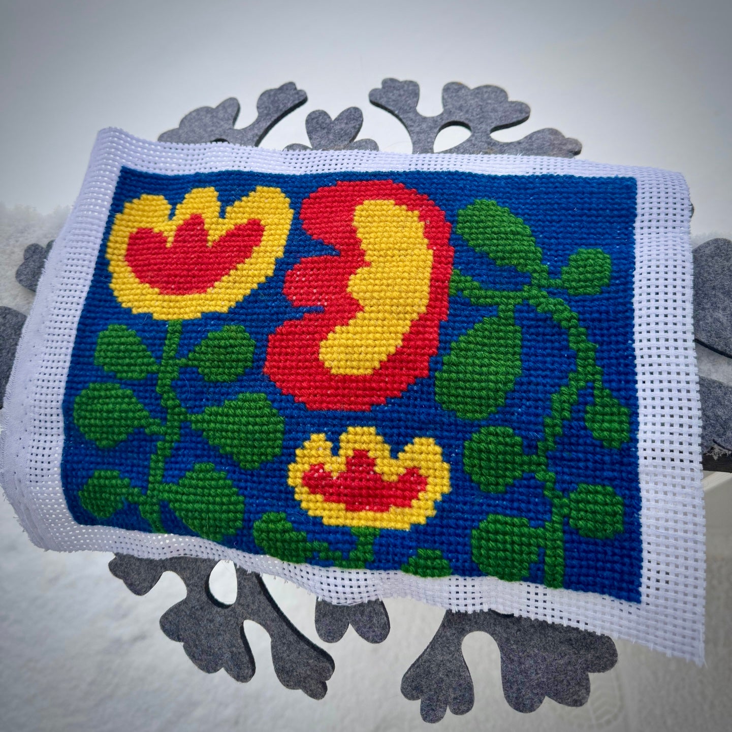 Broderikit med ullgarn ”snirkliga tulpaner, stora” 25,5x18,5cm