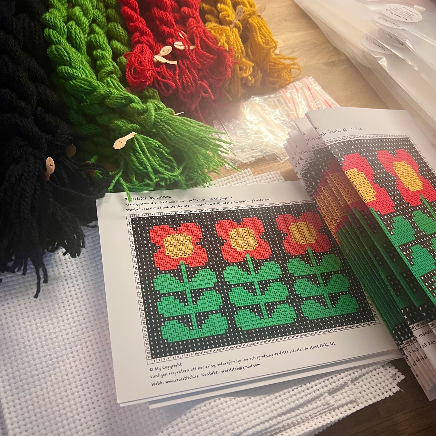 Broderikit med ullgarn ” 3 retroblommor ”